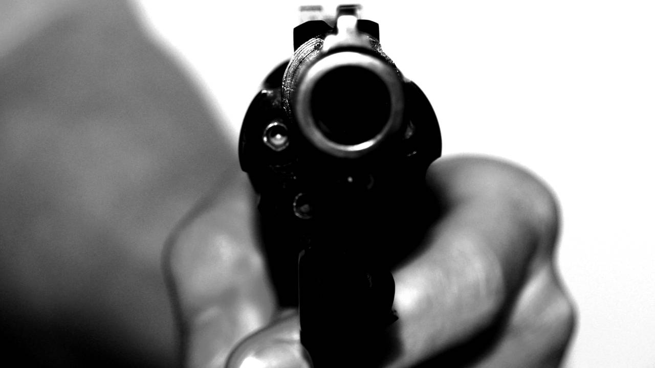 Женщину ограбили дома и угрожали огнестрельным оружием после карнавальной ночи