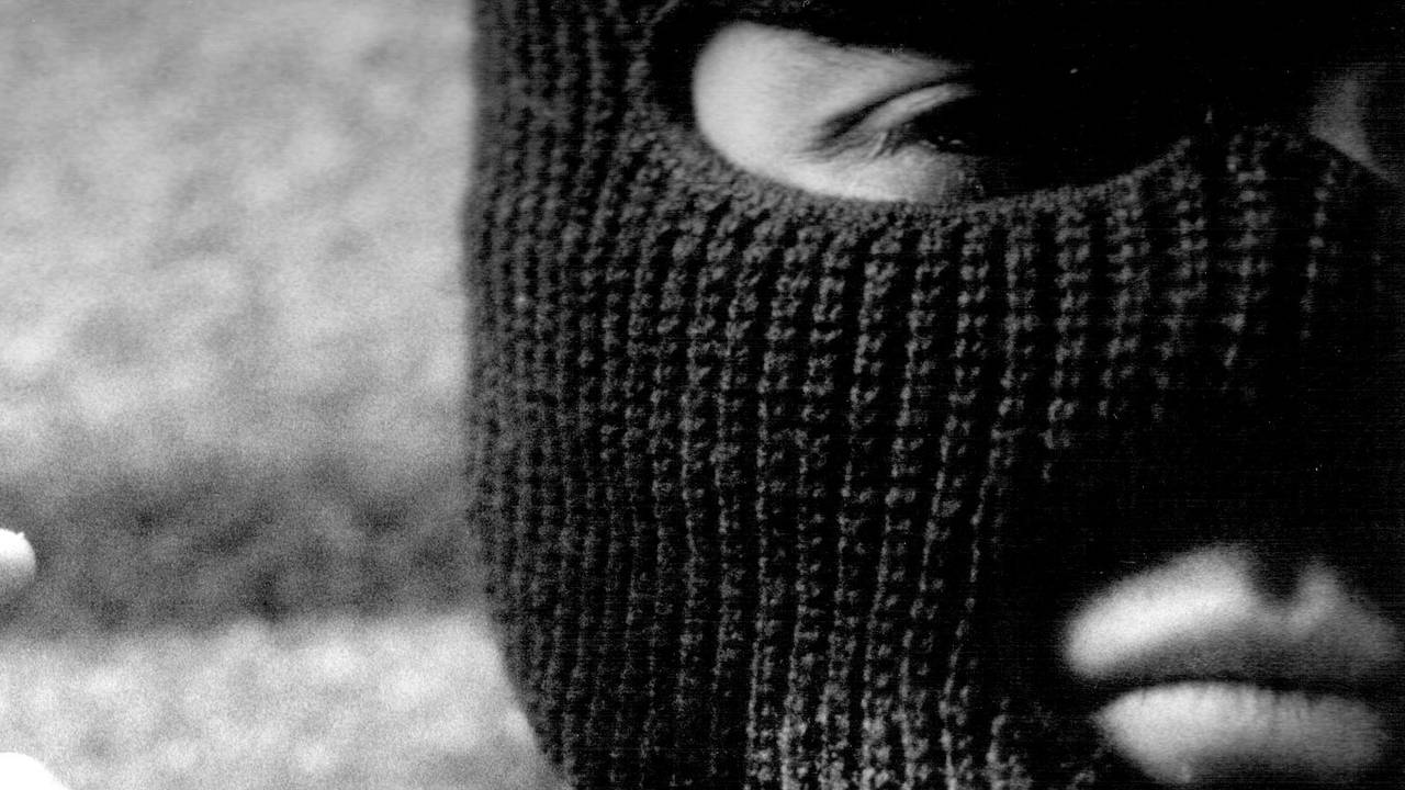 De man kwam de pakketjes afgeven met een bivakmuts op. (Archieffoto).