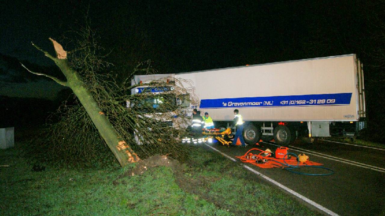 In Waspik raakte een truck van de weg door gladheid. (Foto: Martijn van Bijnen / FPMB)