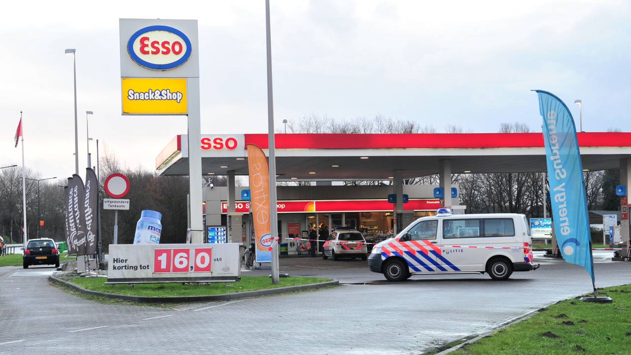 De recherche doet onderzoek bij het tankstation. (Foto: Mainstay Media Breda)