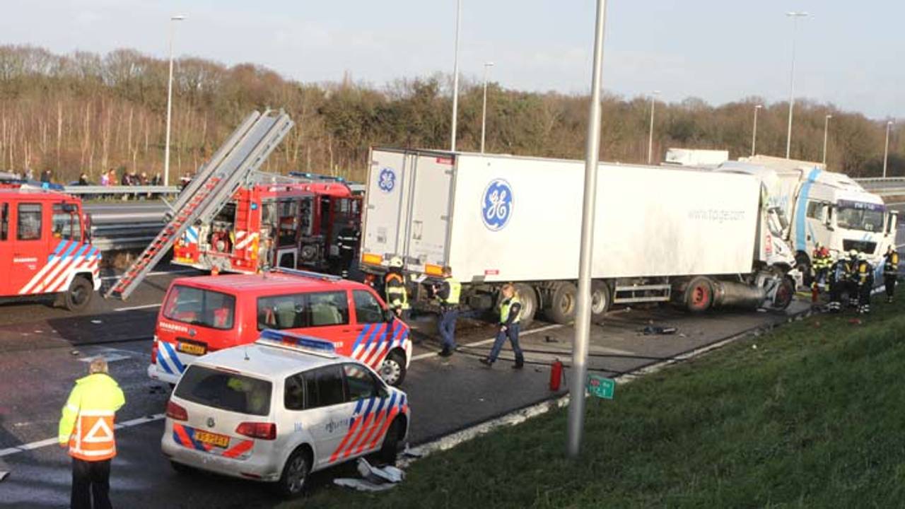 Een vrachtwagenchauffeur raakte gewond. (Foto: Bart Meesters)