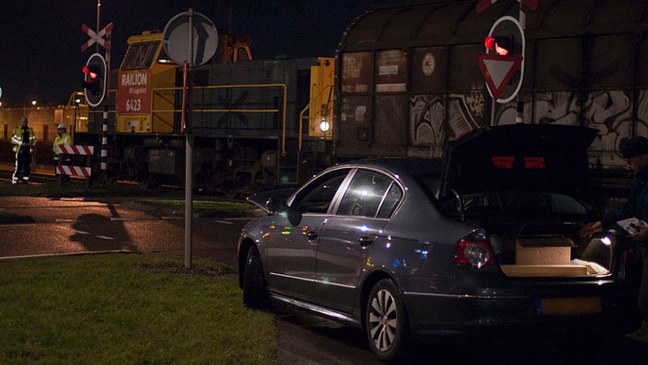 Auto botst tegen trein. (Foto: Marco Verhage / SQ Vision)