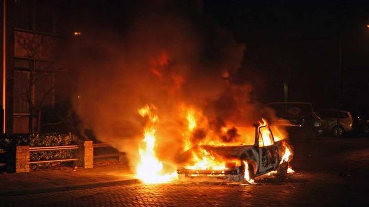 Op de openbare weg auto's in band steken, blijkt te aantrekkelijk.