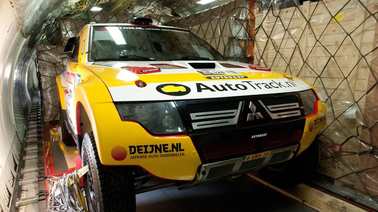 De rallywagen in het vliegtuig / Foto: AutoTrack.nl