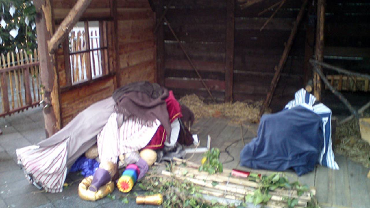 De vernielde kerststal (Foto: Joost van Puijenbroek)