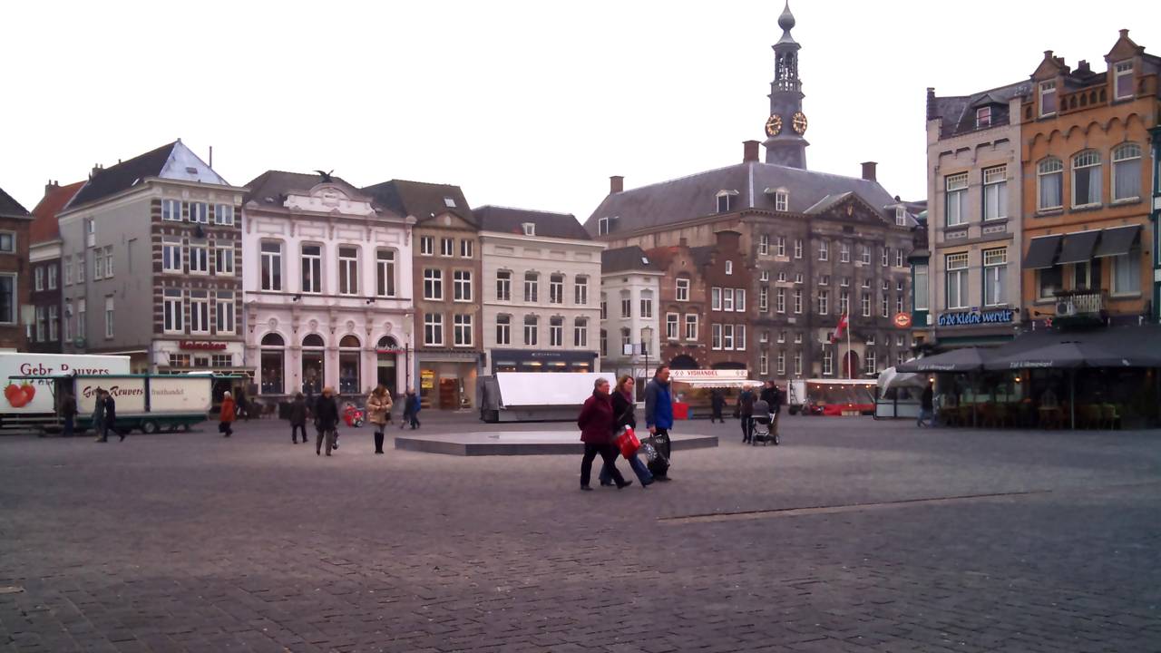 De ouderen 'hangen' op de Markt in Den Bosch