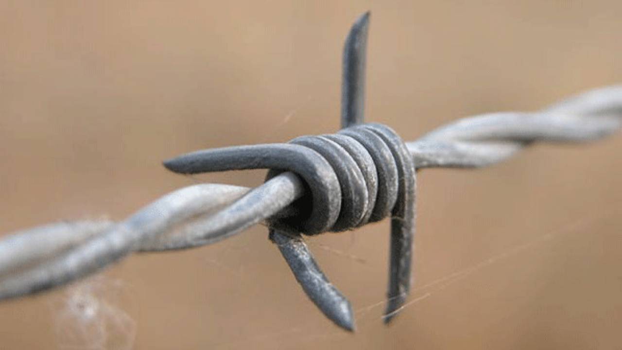 De politie is op zoek naar de prikkeldraadvandalen