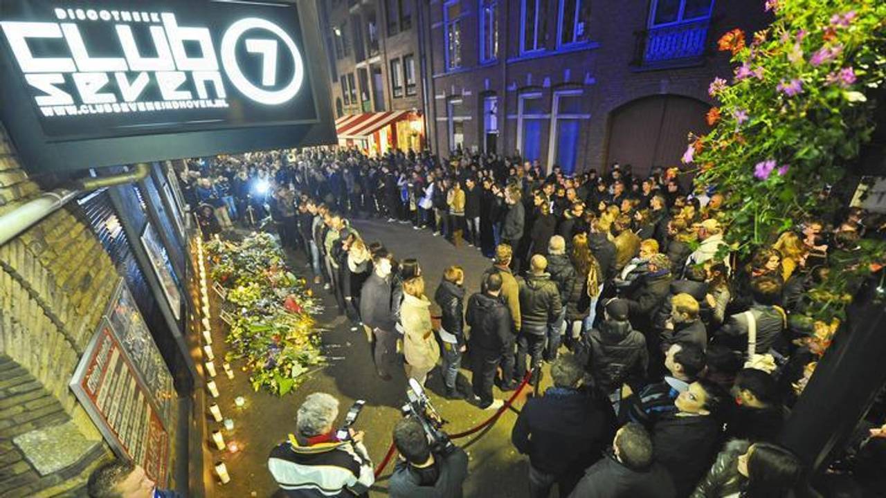 Herdenking bij Club Seven (foto: Rico Vogels)