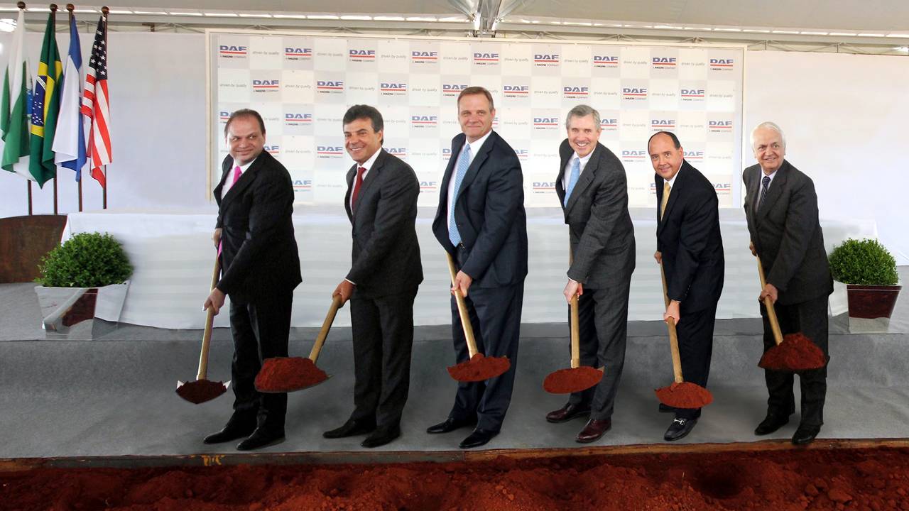 De symbolische eerste schop in de grond van de nieuwe DAF-fabriek in Brazilië.