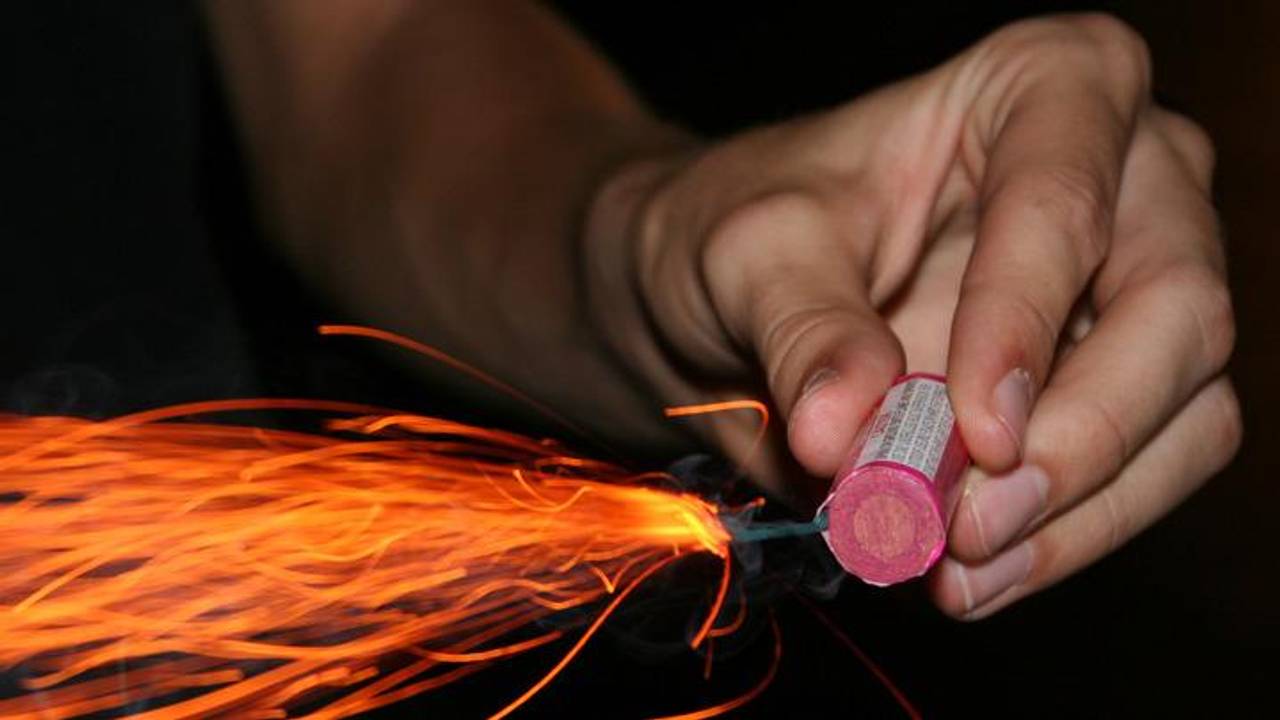 Het meisje was vuurwerk aan het afsteken.