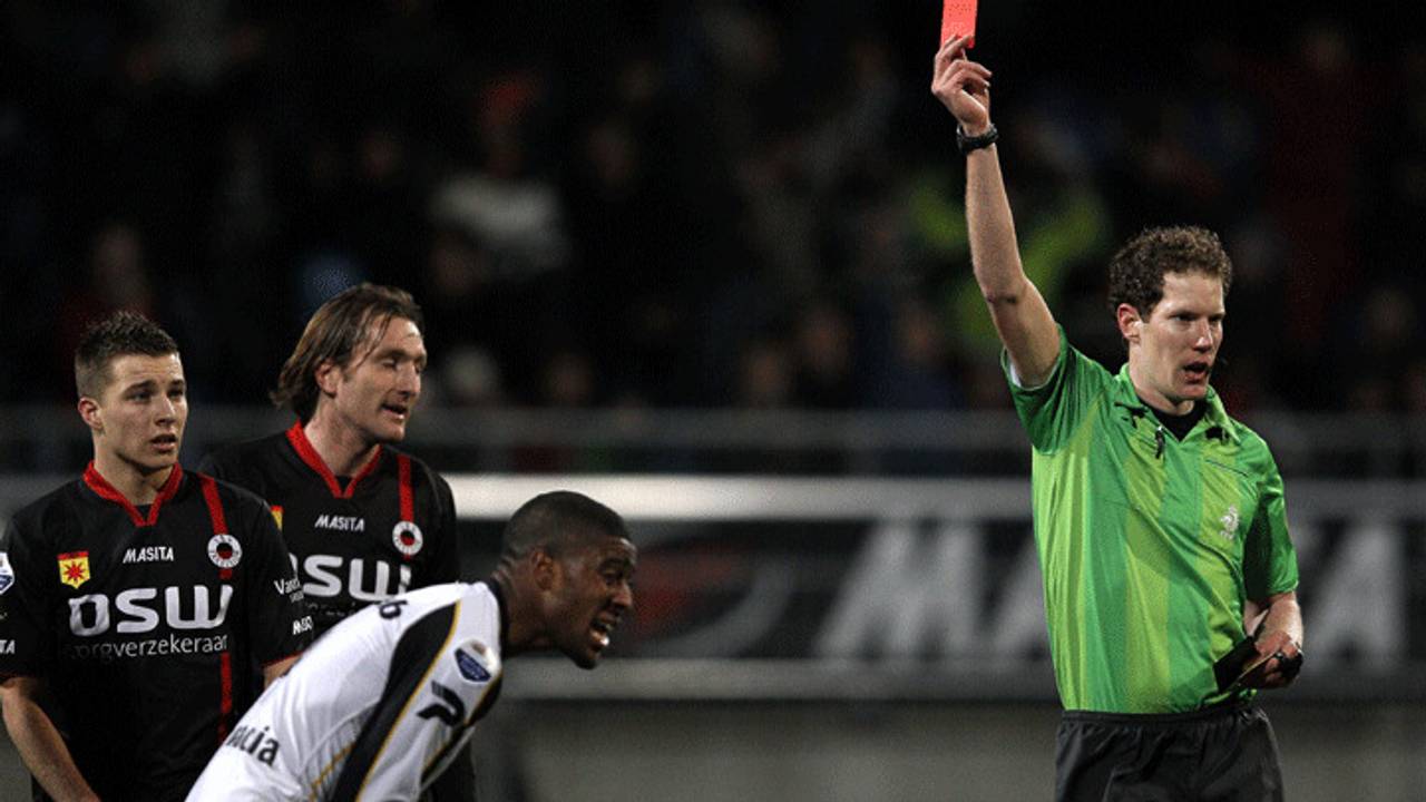 Roly Bonevacia krijgt rood (Foto: Pics United)