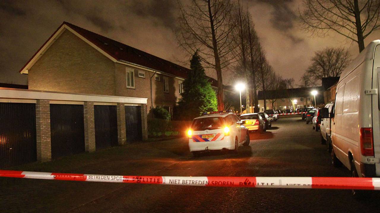 De hele straat werd afgezet voor onderzoek (Foto: Gabor Heeres/SQ Vision)