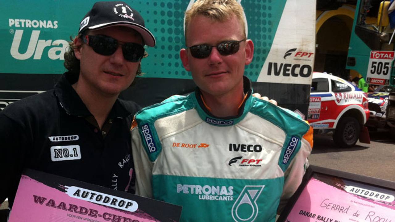 Trucker Gerard de Rooy (rechts) schonk het geld aan goede doelen.