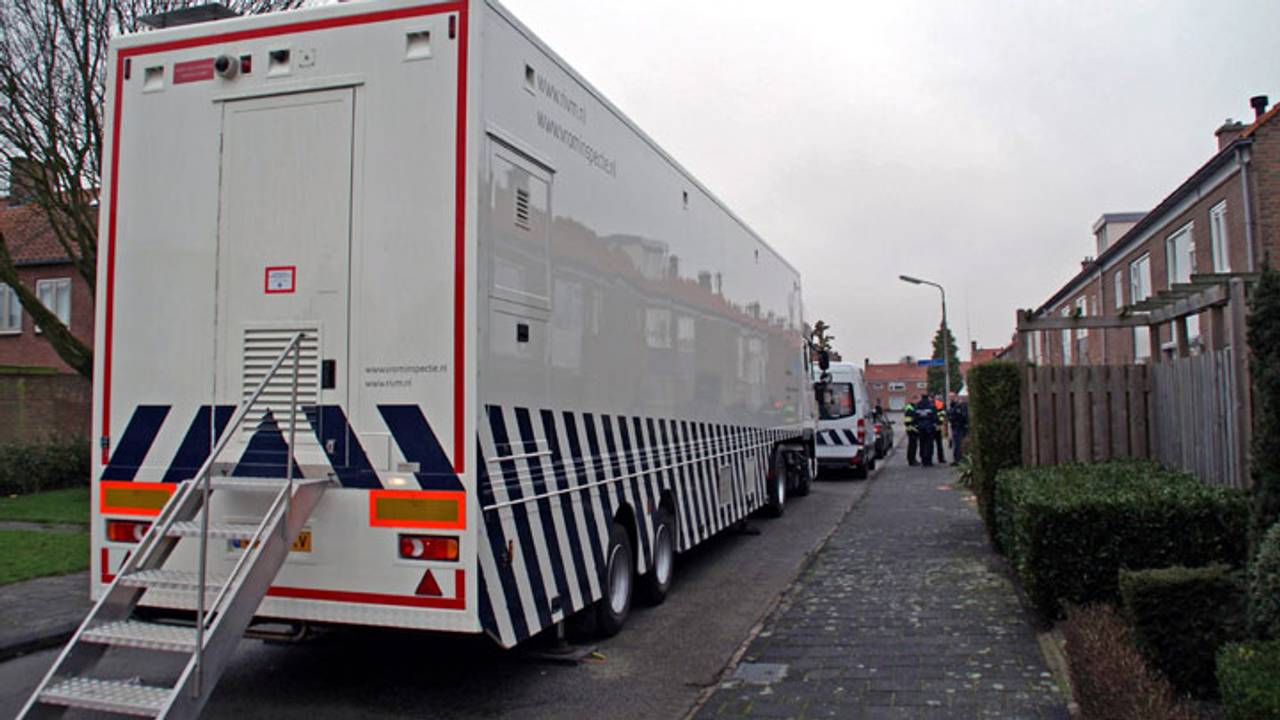 Het mobiel lab van het RIVM bij het huis in Drunen (Foto FPMB / Martijn van Bijnen)