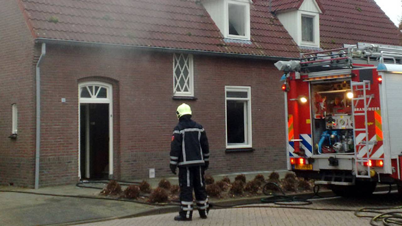 De brandweer bij het huis in Asten (foto: Bram van Oosterhout, Gwingo)