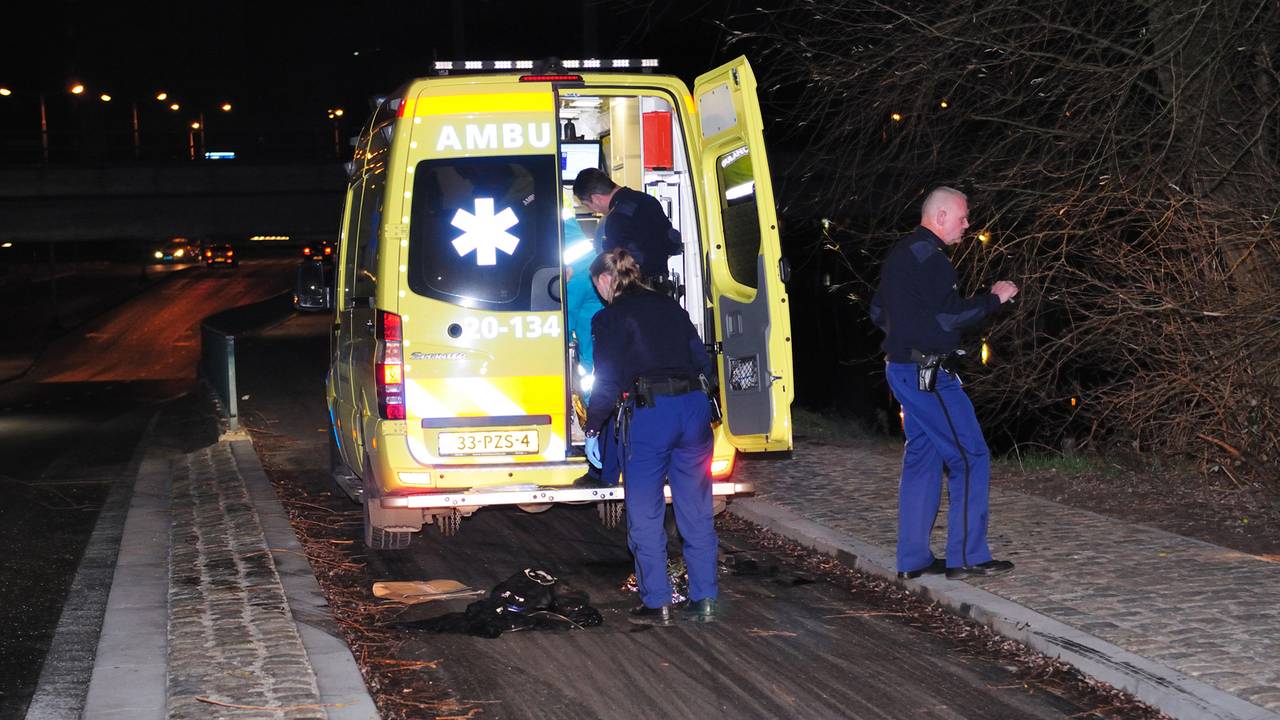 De man werd naar het ziekenhuis gebracht. (Foto: Rob de Haas, Mainstay Media Breda)
