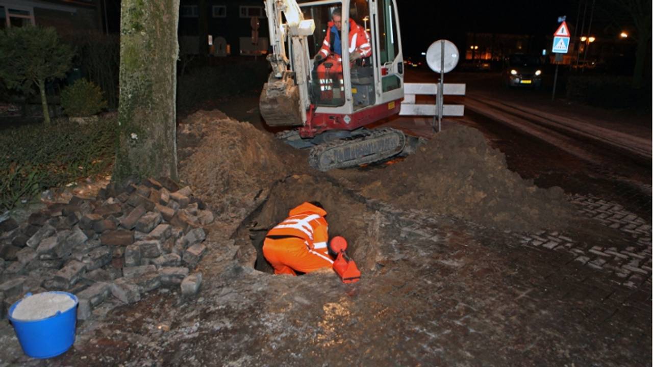 Gat graven om het lek te dichten (Foto: FPMB / Erik Haverhals)