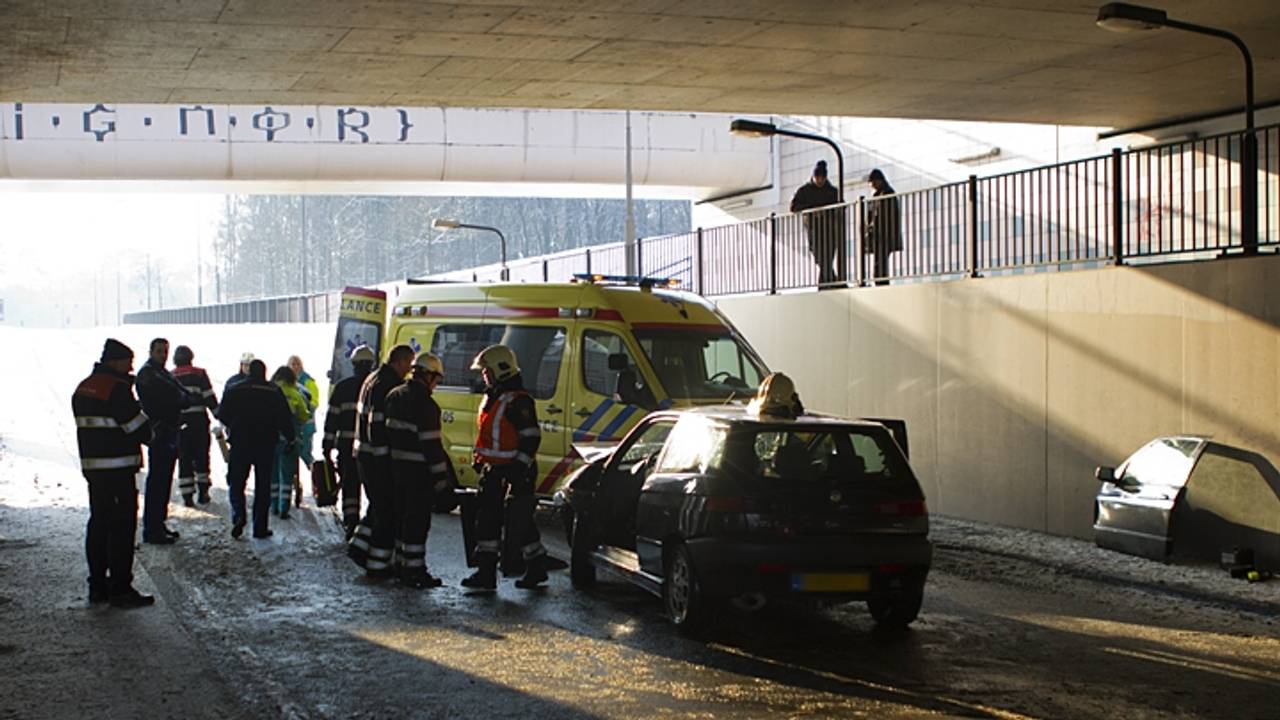 Bestuurder naar ziekenhuis (Foto: Sander van Gils SQ Vision)