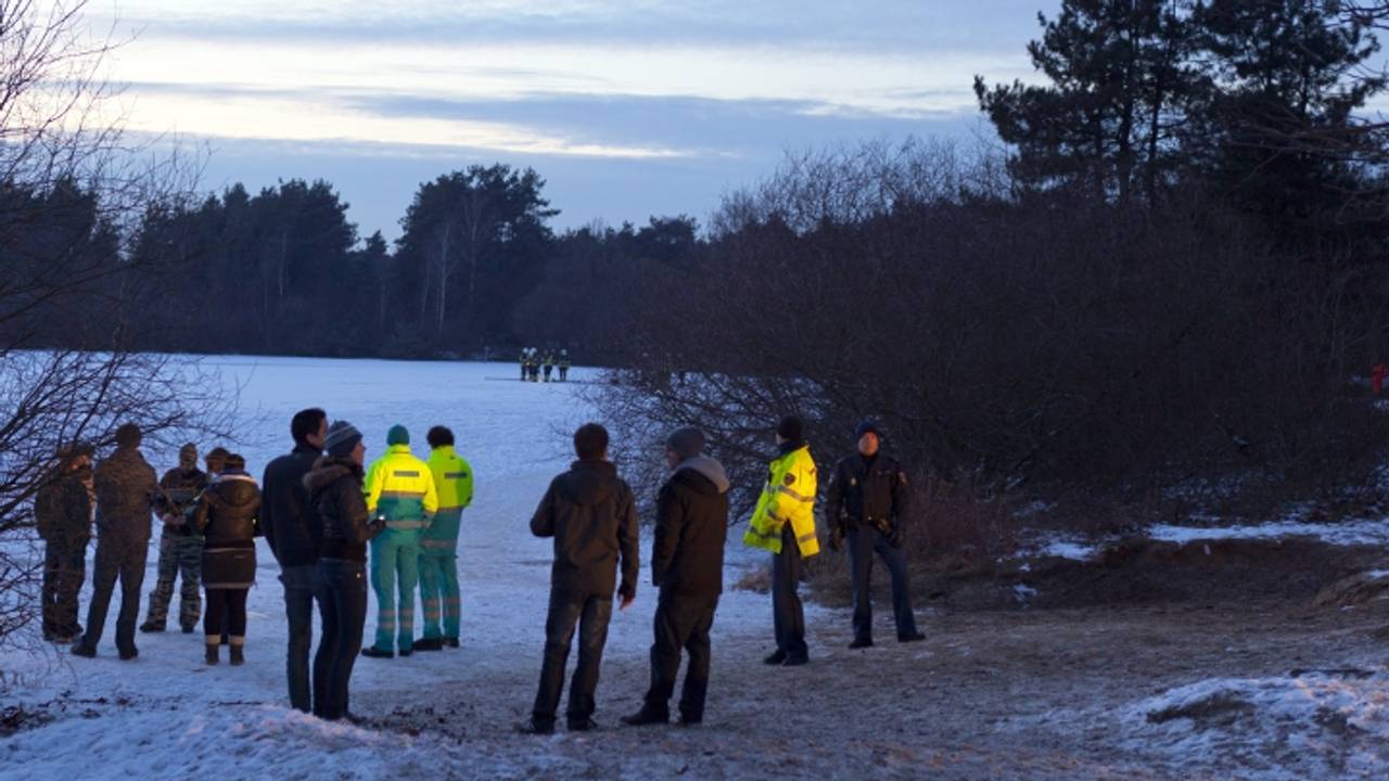 Hulpdiensten zoeken op het Zilvermeer (Foto: Saskia Kusters)