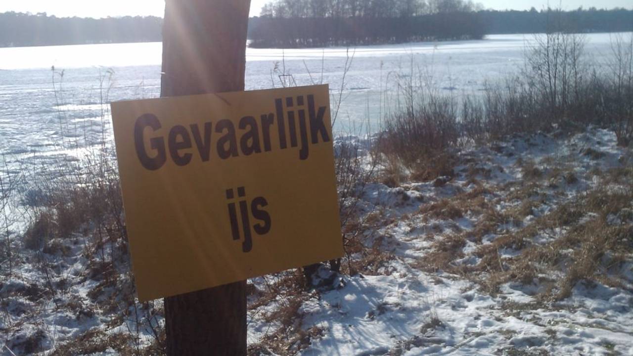 Jongen door het ijs gezakt