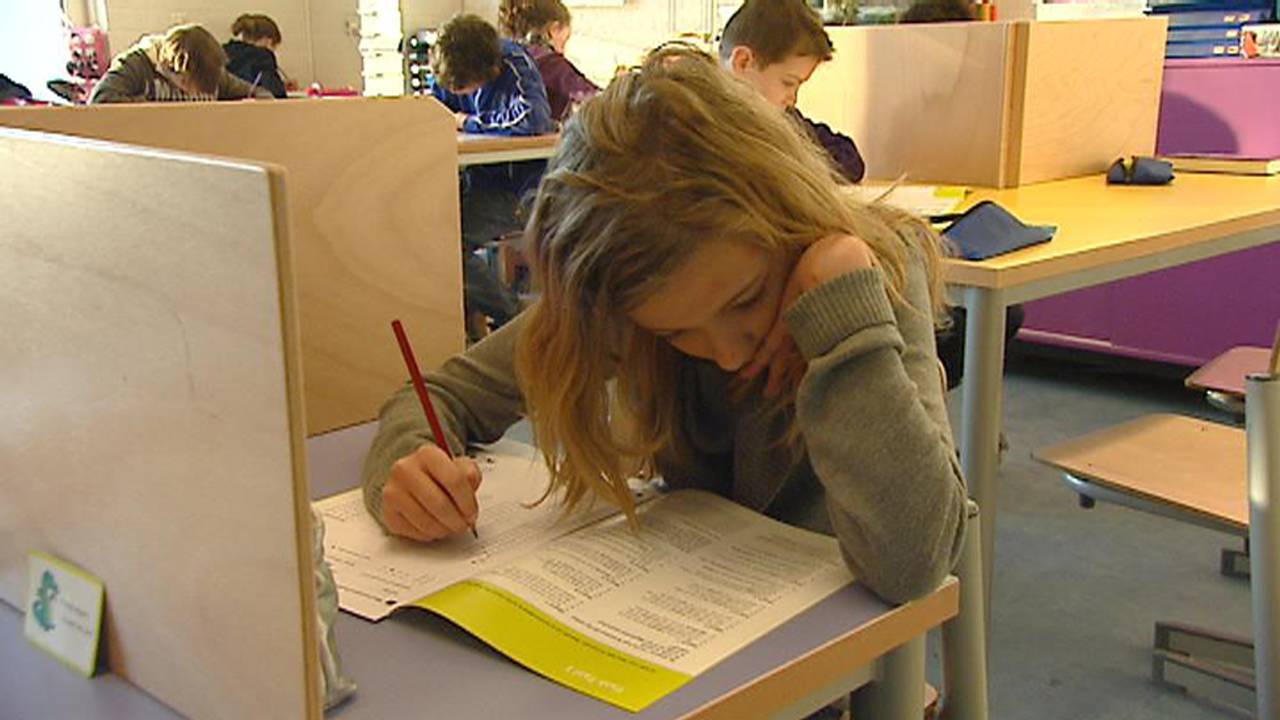Leerlingen van groep acht leggen de Cito-toets af
