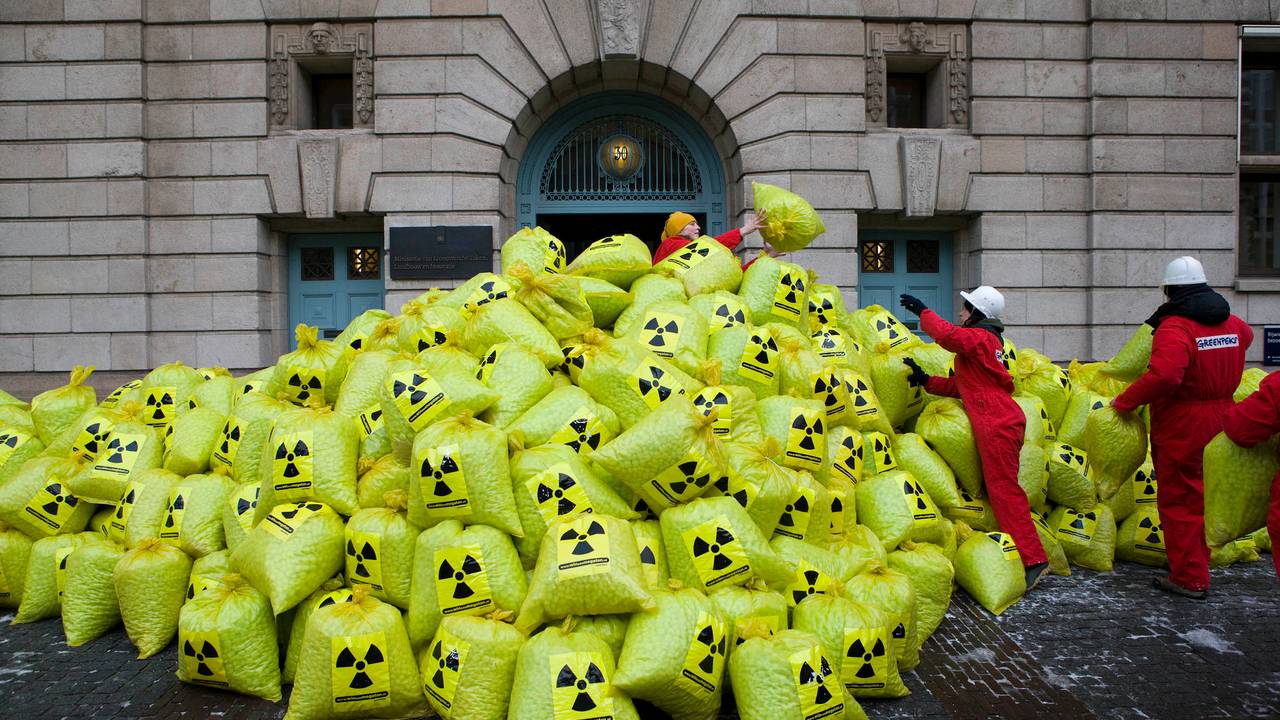'Kernafval' bij de minister op de stoep (Foto: Greenpeace).