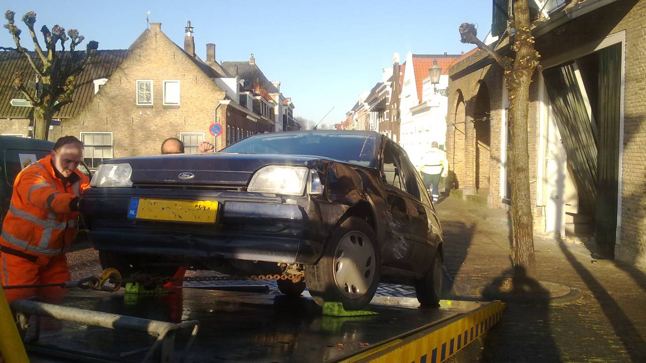 De beschadigde auto. (Foto: Remco de Ruijter)