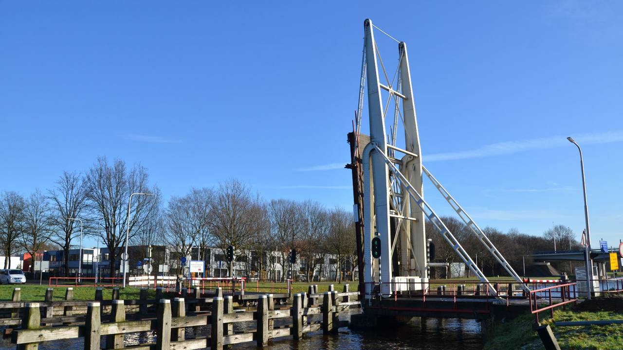 De brug over het kanaal (Foto: Jules Vorselaars)