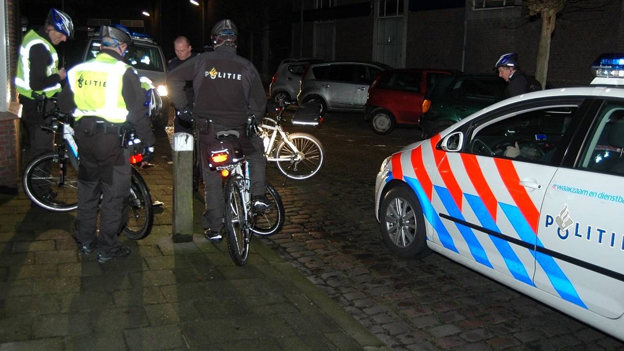 Politie vindt vuurwapen op straat (Foto: Toby de Kort, Meesters Multi Media)