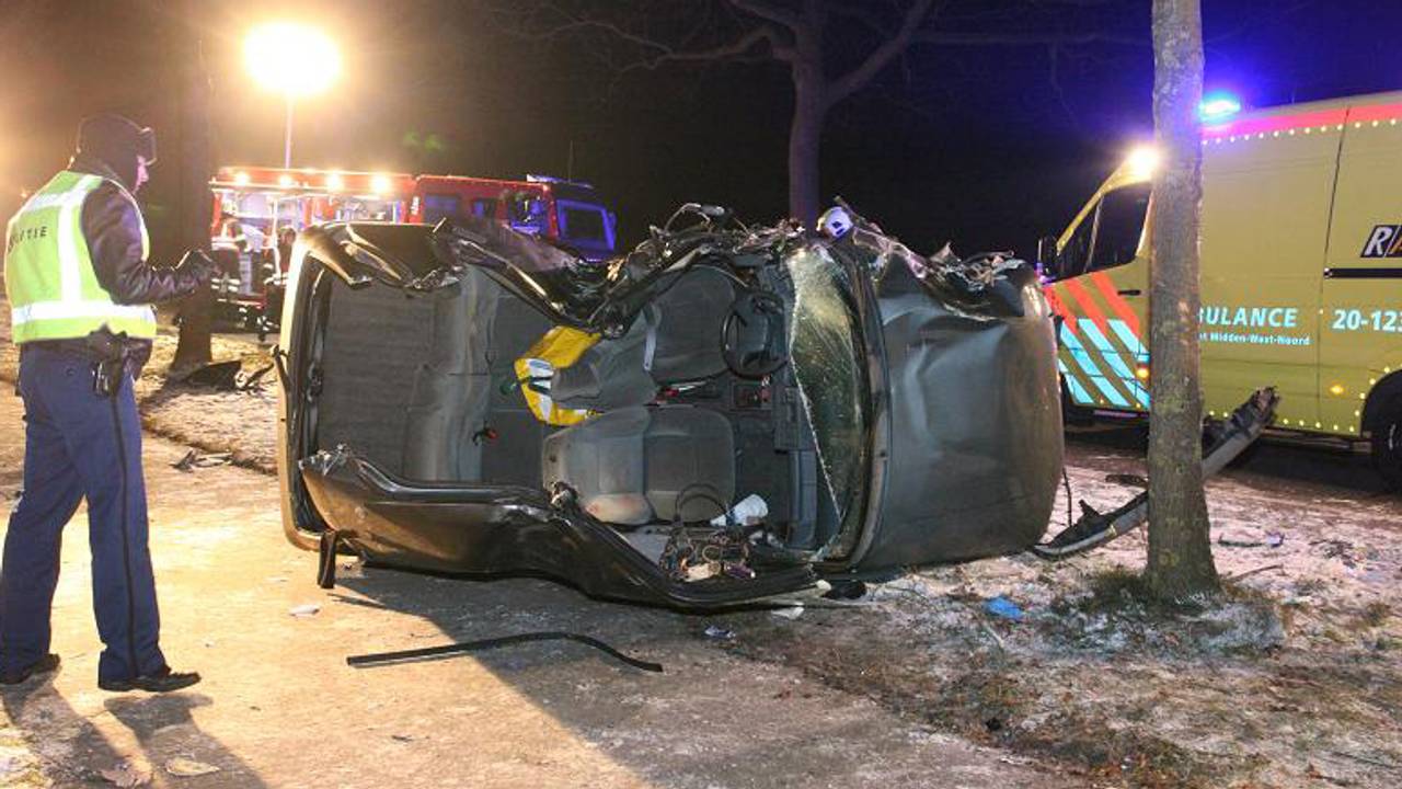 De auto kwam op de zijkant tot stilstand (foto: Jeroen Stuve - Mainstay Media Breda).