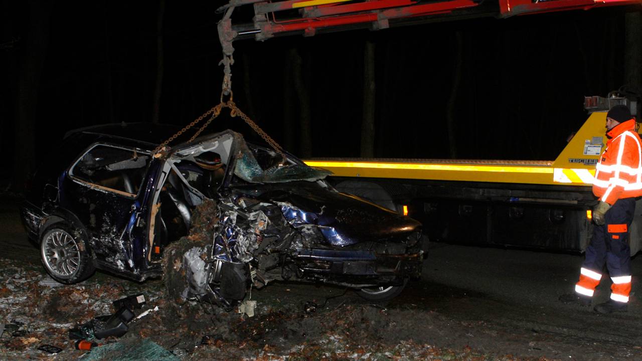 De auto raakte twee bomen (foto: Remco de Ruijter Fotografie).