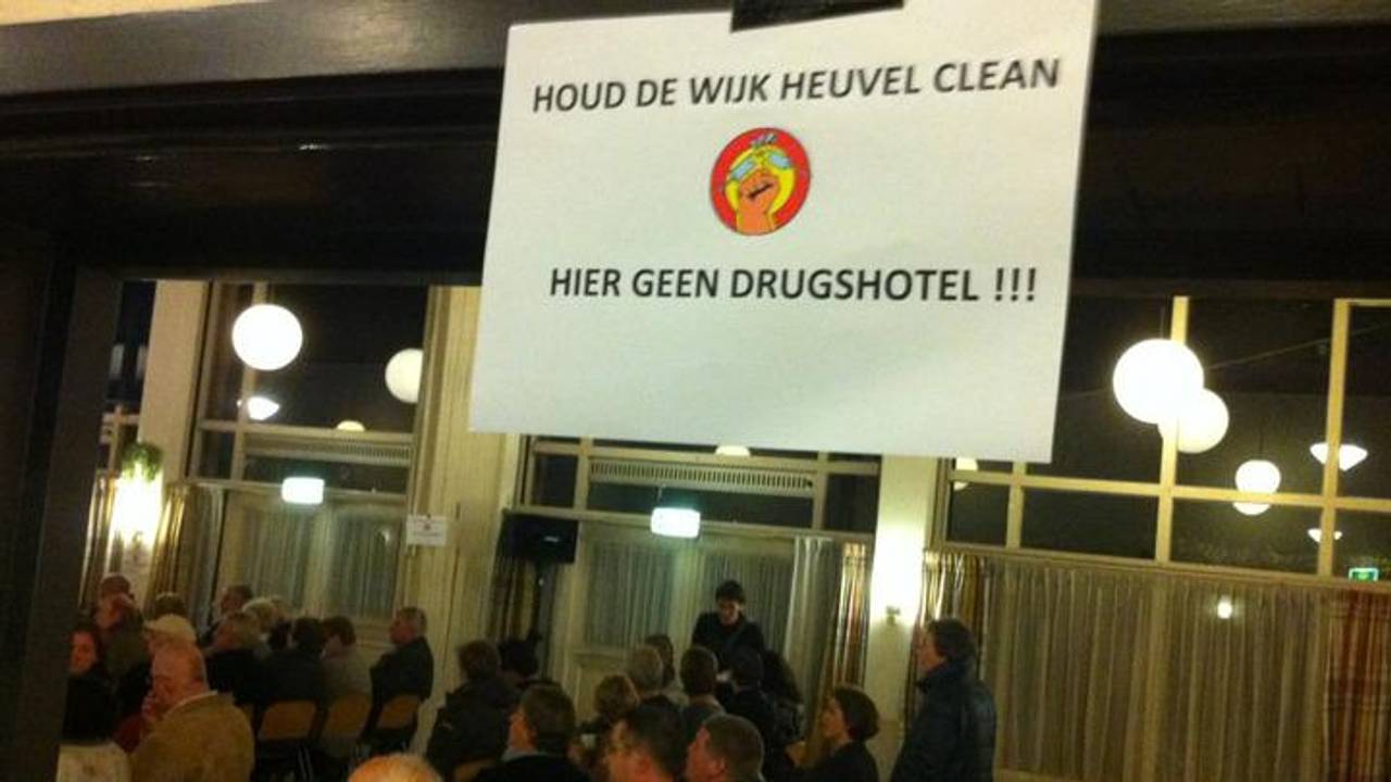 Protest tijdens de informatieavond in de wijk Heuvel in Breda.