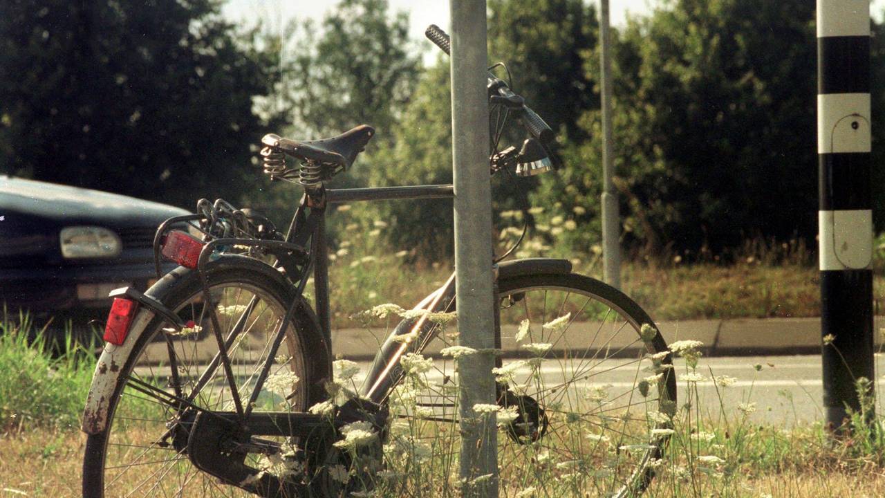 De stenenwerpers gooiden ook met fietsen. Foto: ANP