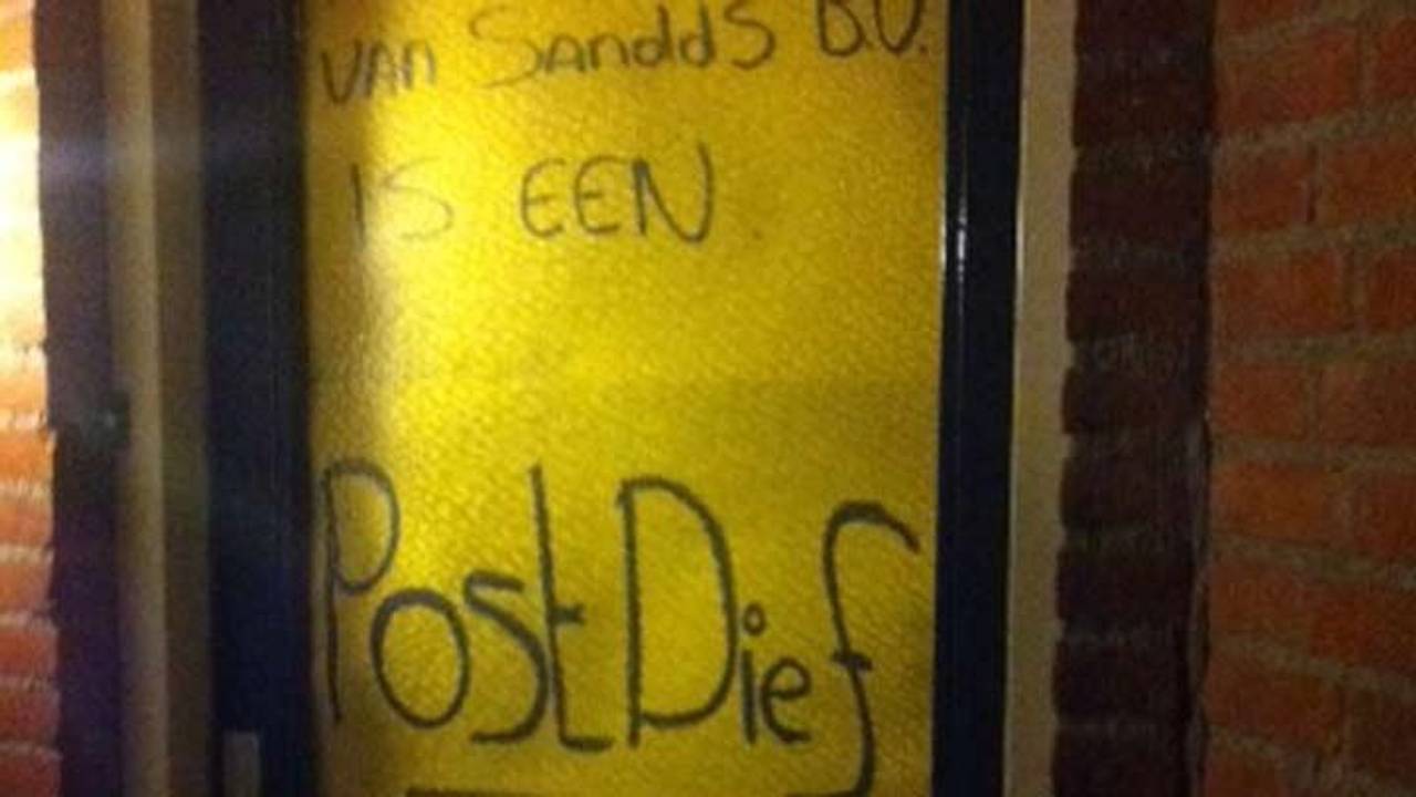 Bij de bewoners hing deze plaat