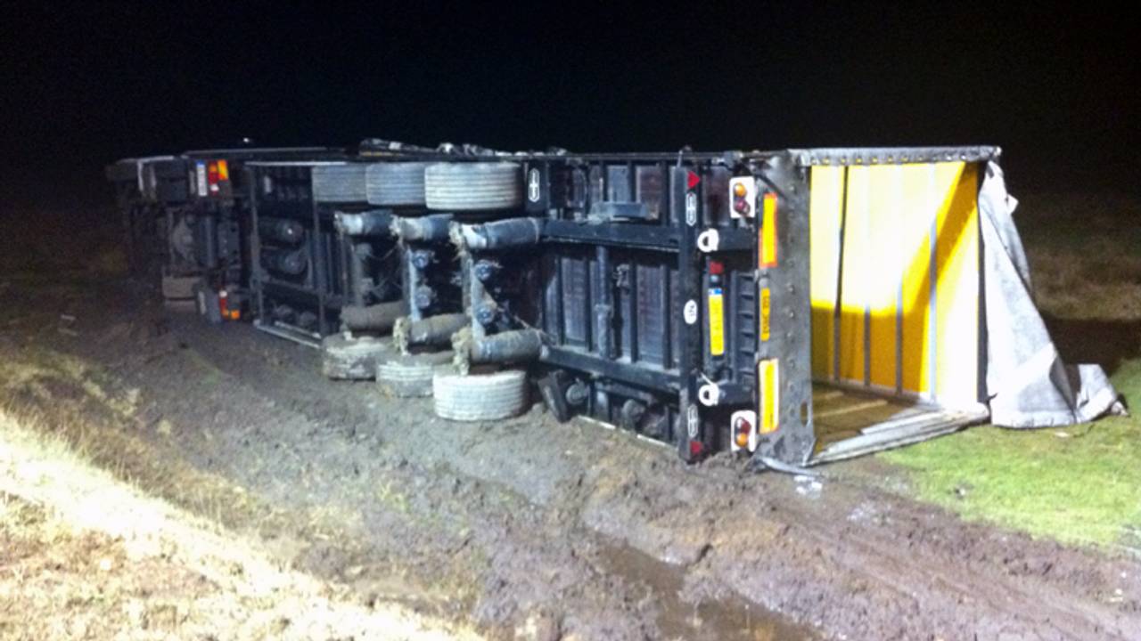 De gekantelde vrachtwagen (Foto: Fons Hendriks Meesters multimedia)