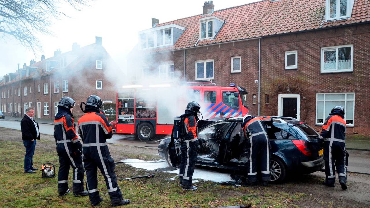 De auto brandde volledig uit. (Foto: Jules Vorselaars / JV Media)