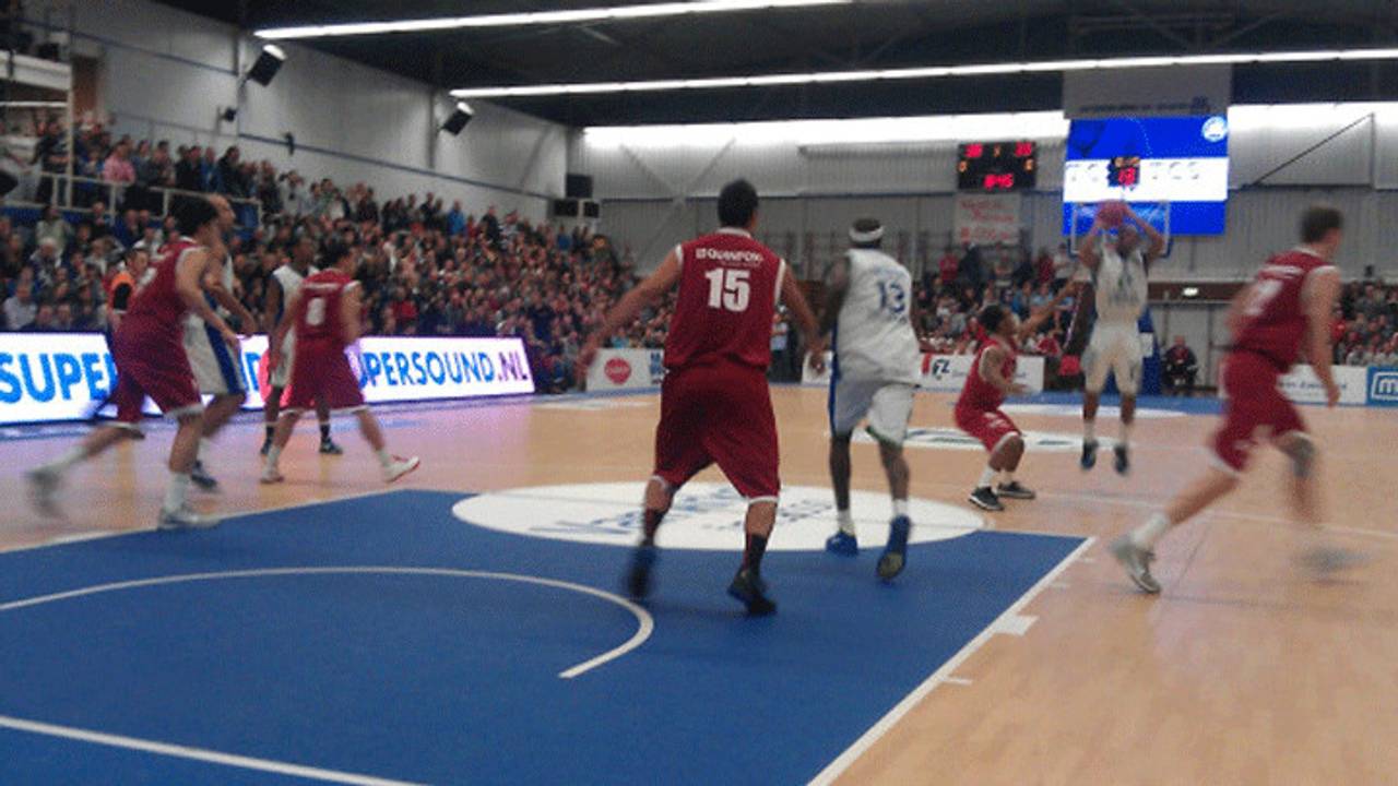 Leiden zoekt de basket, Frank Turner is kansloos (foto: Peter de Bekker)