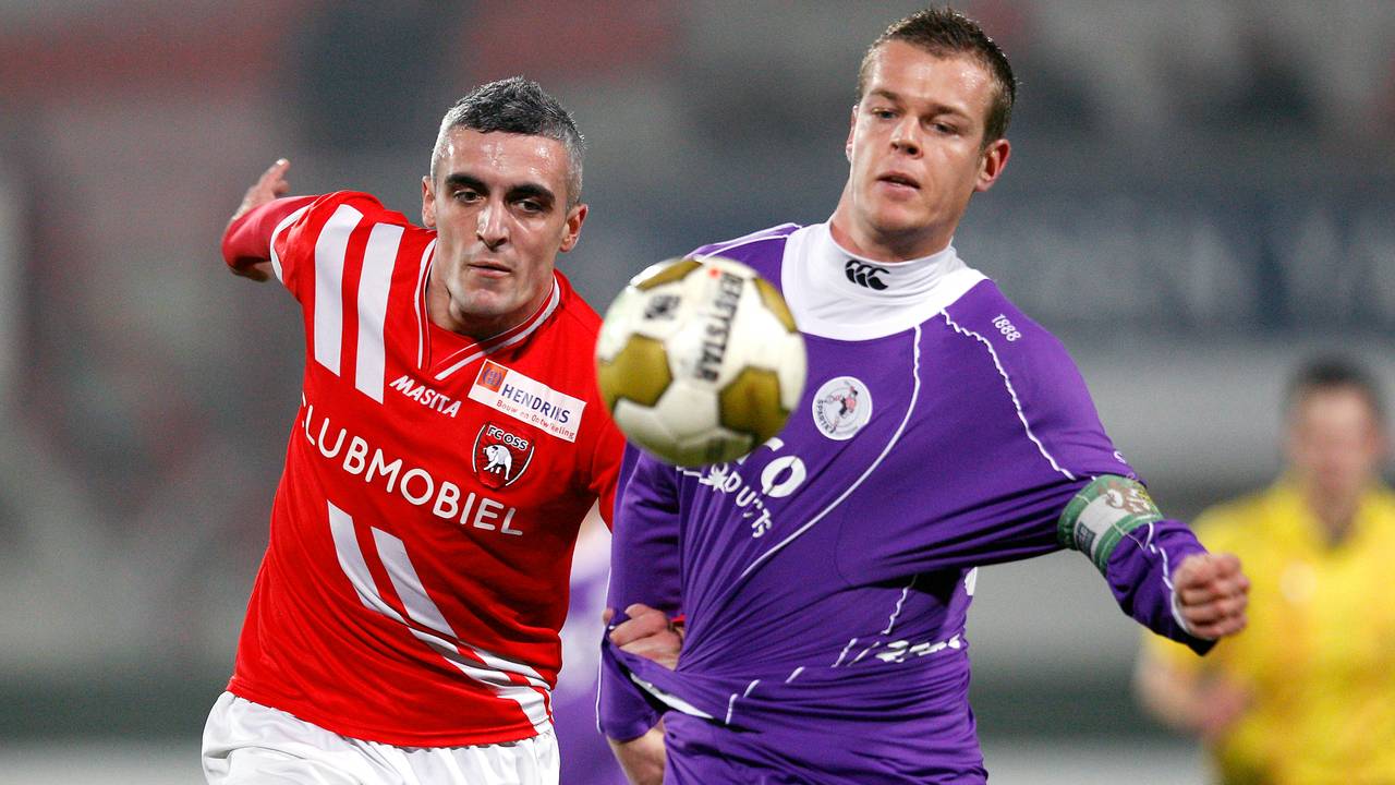 Stankov van FC Oss in duel met Veldmate (Foto: Pics United)