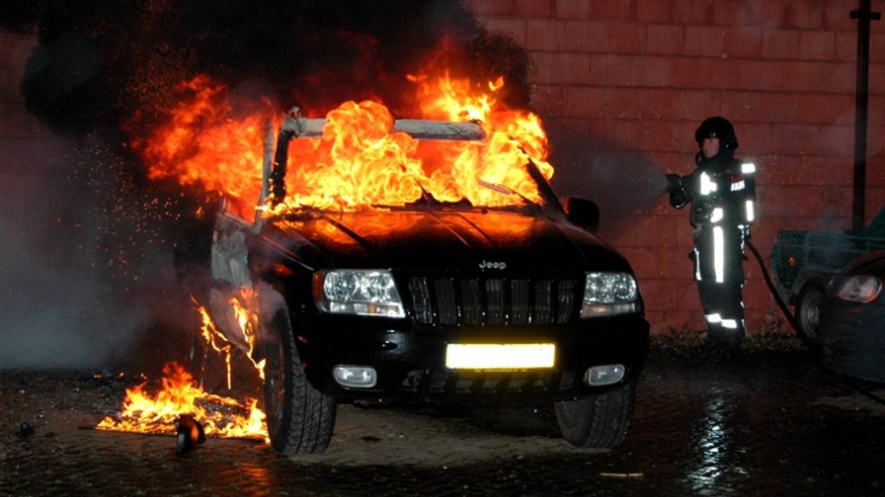 De Jeep stond in lichterlaaie (Foto: Toby de Kort / Meester Multi Media)