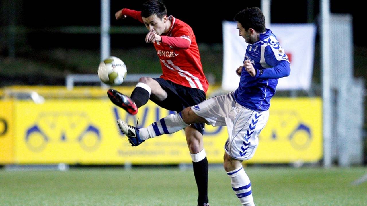 Kevin Kerr van AGOVV en Kevin Huijsman van FC OSS vechten om de bal (Foto: Pics United)