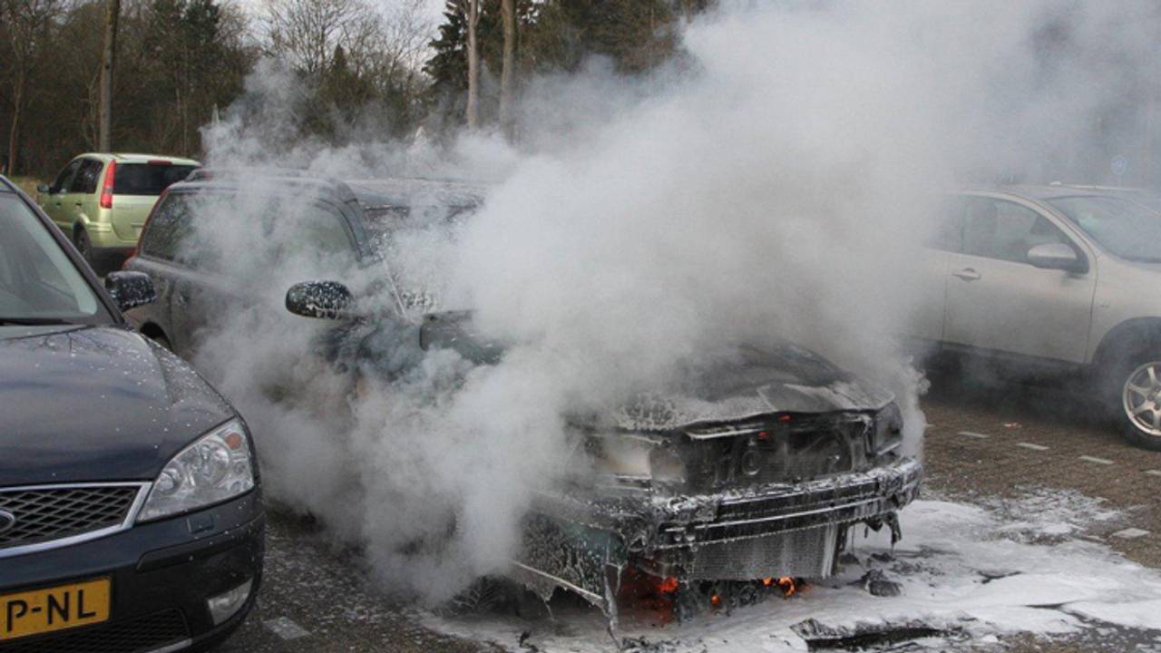 Veel schade aan auto na brand (Foto: Bart Meesters)