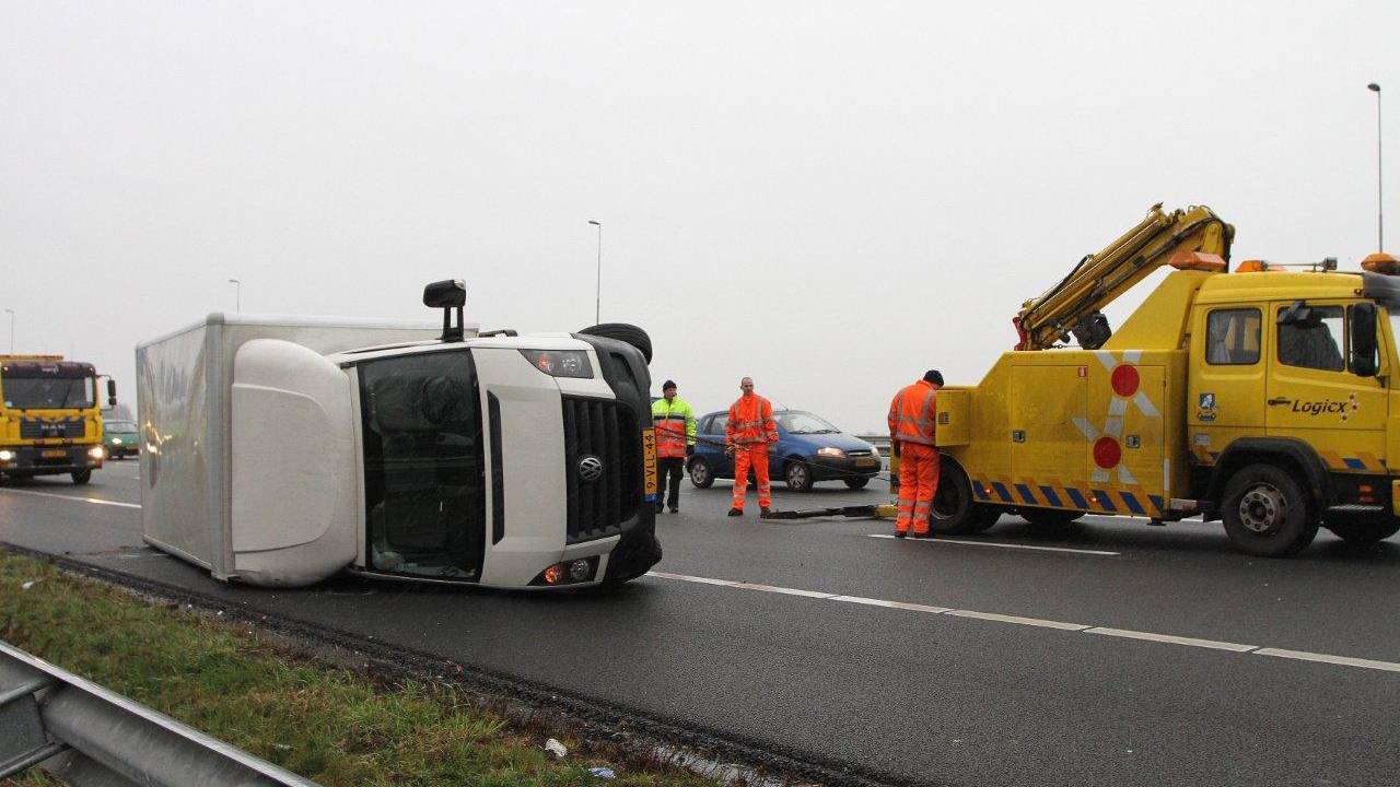 Een van de vrachtauto's kantelde (foto: Bart Meesters / Meesters Multi Media)