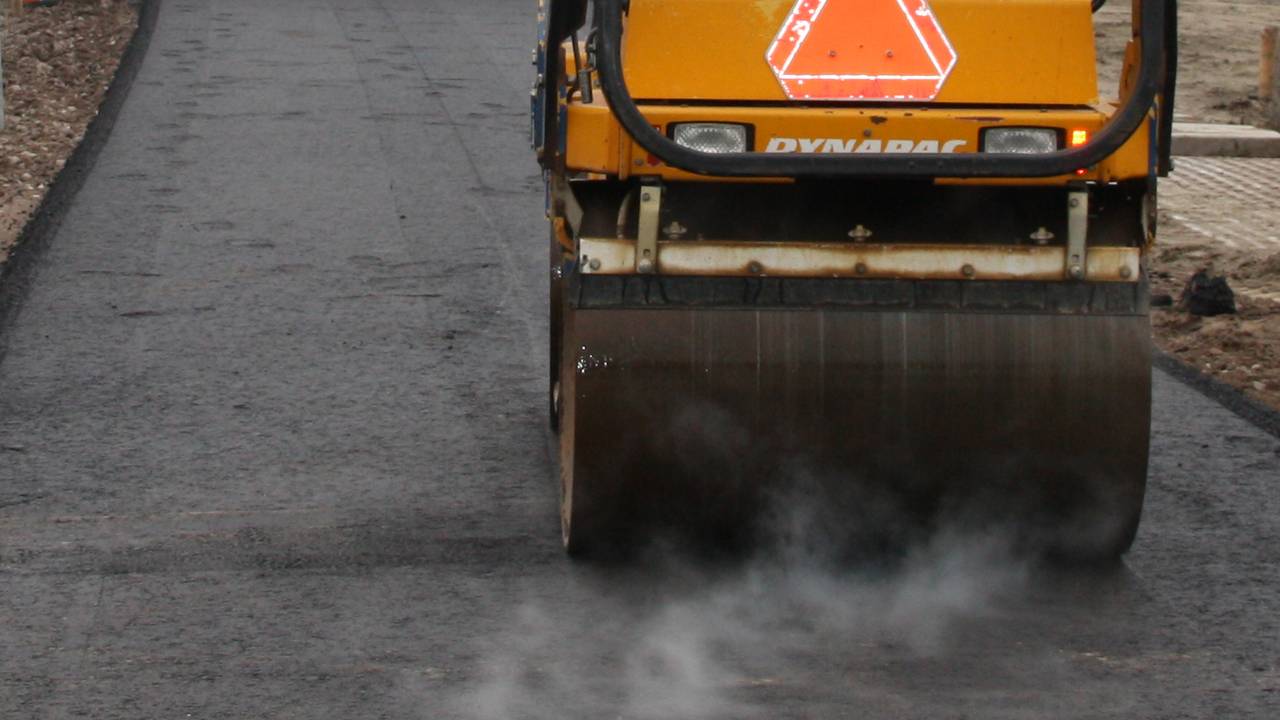 Het asfalt wordt onder meer vernieuwd (archieffoto: Toon Koijen).