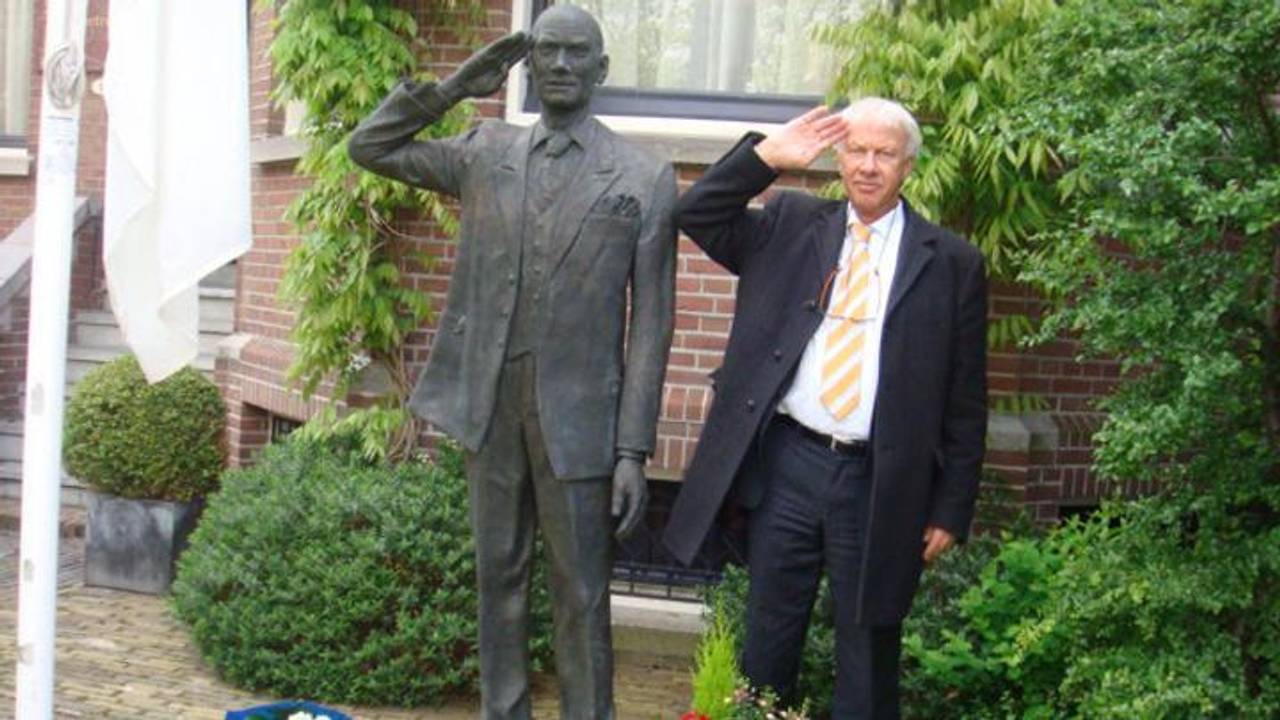 Rudy Reker bij standbeeld van Fortuyn