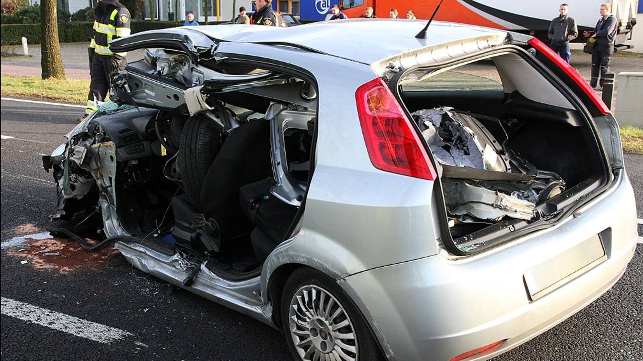 De bestuurder is uit zijn auto bevrijd (foto: Hans van Hamersveld / SQ Vision)