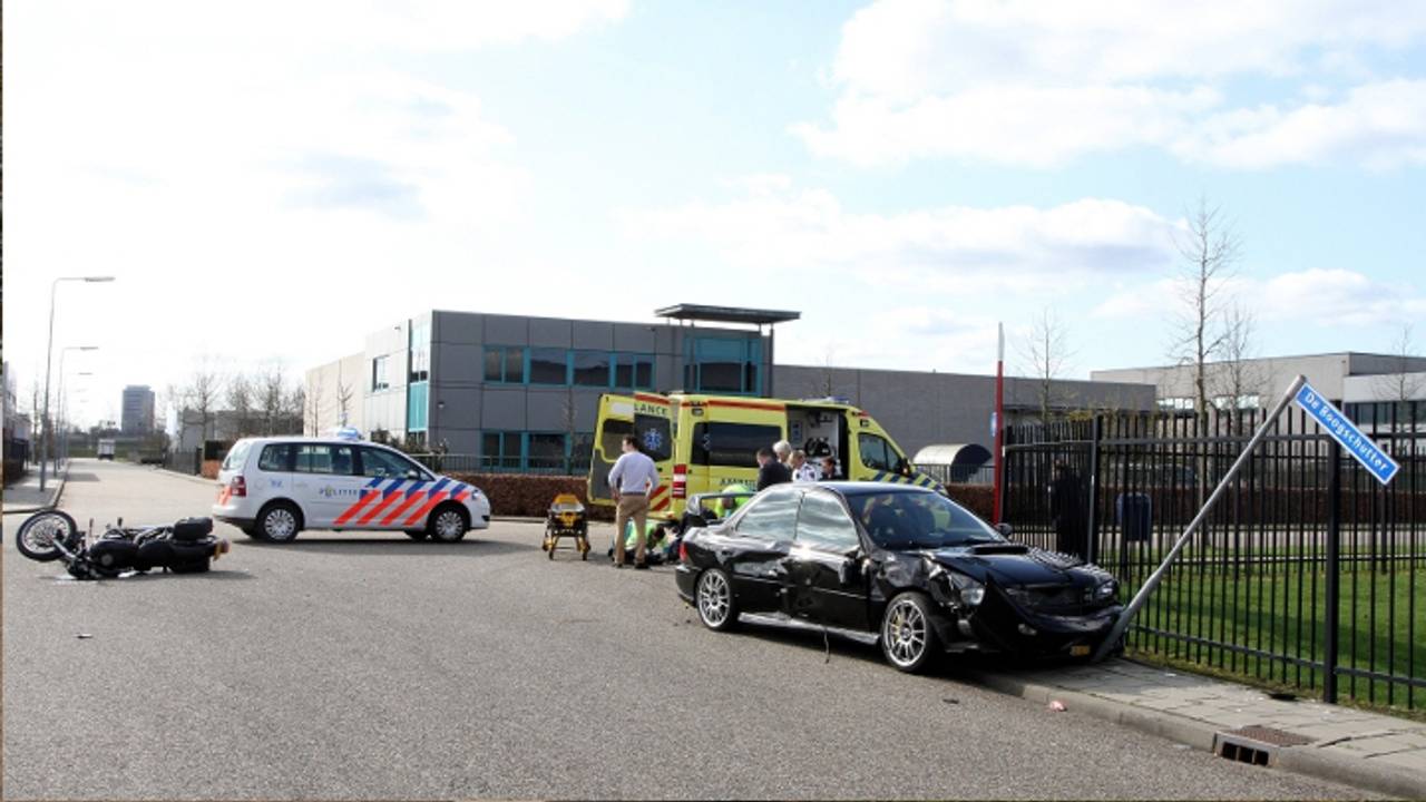 Autobestuurder schept motorrijder (Foto: Bart Meesters / Multi Media)