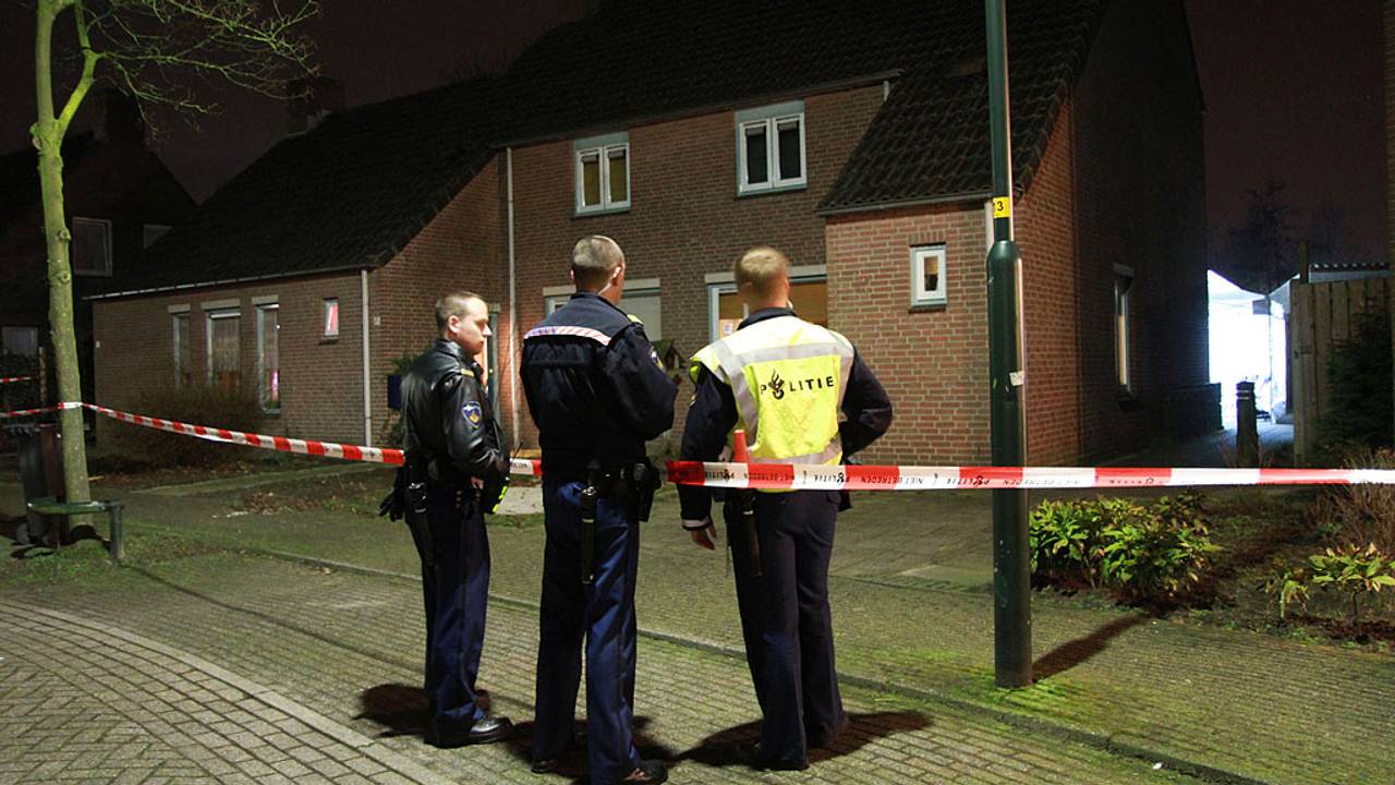 De politie bij het huis in Netersel. (Foto: Gabor Heeres / SQ Vision)