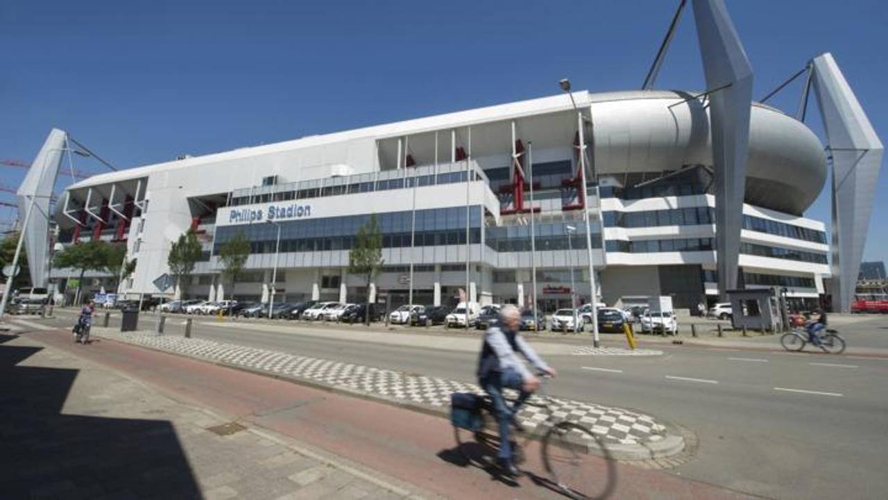 Er geldt een glas- en blikverbod in een rondom het Philips Stadion tijdens PSV - AC Milan.