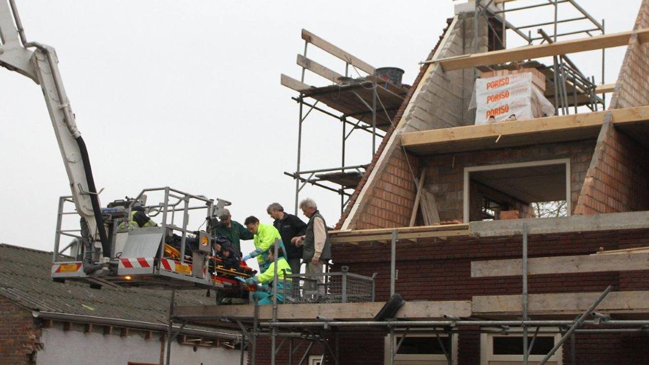 De man is met onbekende verwondingen naar het ziekenhuis gebracht (foto: Bart Meesters).