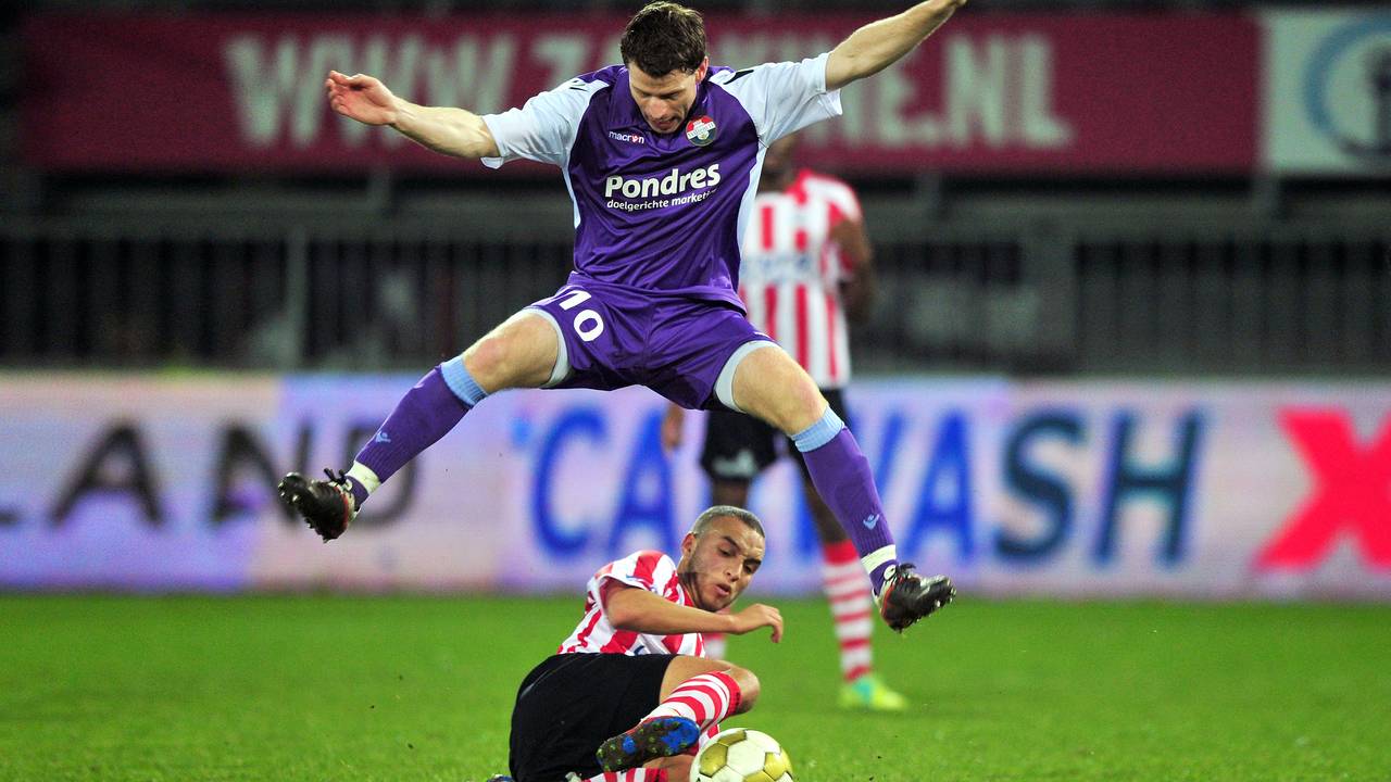 Marc Hocher van Willem II in duel met Hassani (foto: Pics United).